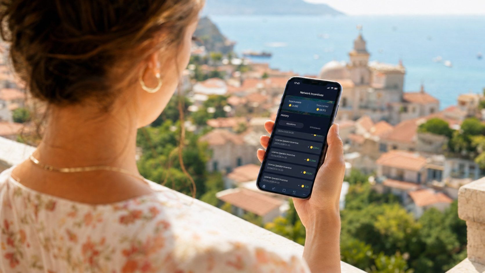 Une utilisatrice consulte l’application Unetwork sur son téléphone